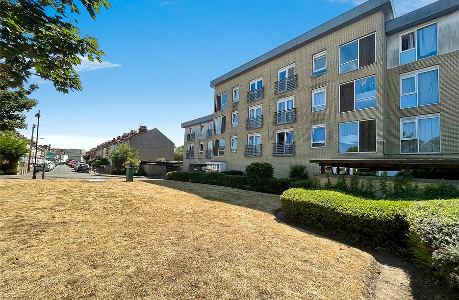 2 bedroom apartment for sale - Station Avenue, Southend-on-Sea, Essex, SS2 - Property View 1