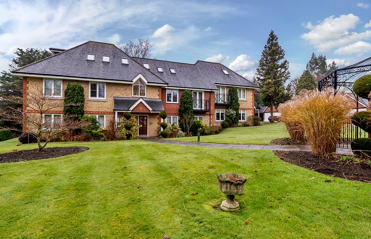 2 bedroom apartment for sale - Cumbria Court, Windermere Way, Reigate, Surrey, RH2