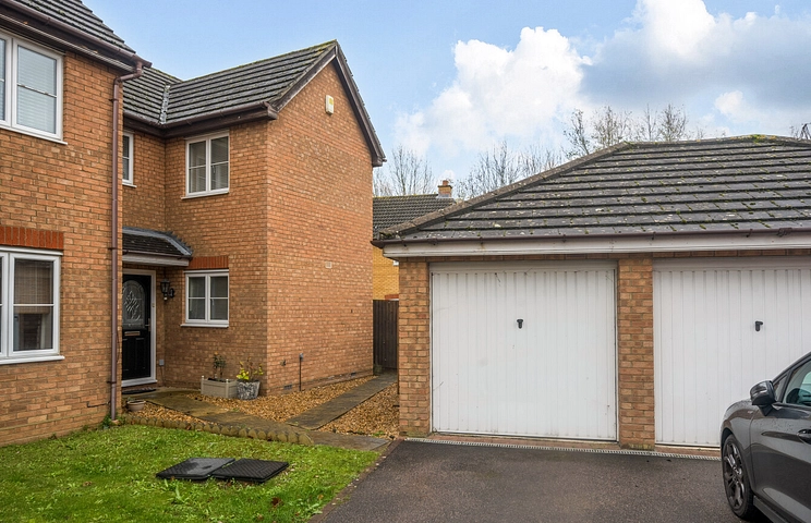 3 bedroom house for sale - Tolkien Close, Bedford, Bedfordshire, MK41