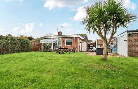 2 bedroom bungalow for sale - Highcroft Crescent, Bognor Regis, West Sussex, PO22 - Property View 2