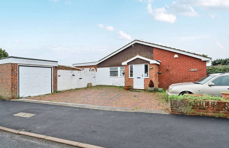 2 bedroom bungalow for sale - Highcroft Crescent, Bognor Regis, West Sussex, PO22