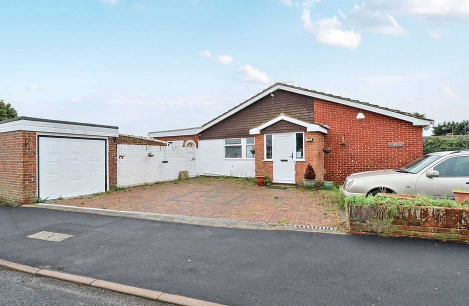 2 bedroom bungalow for sale - Highcroft Crescent, Bognor Regis, West Sussex, PO22 - Property View 1