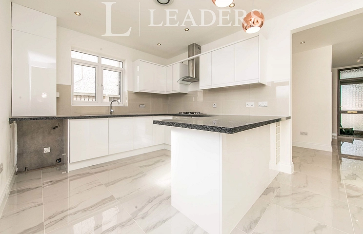 4 bedroom bungalow to rent - Park Road, CO15