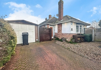 2 bedroom bungalow for sale - Mountview Road, Clacton-on-Sea, Essex, CO15 - Property View 1