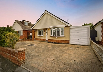 3 bedroom bungalow for sale - Tudor Green, Jaywick, Clacton-on-Sea, Essex, CO15 - Property View 1