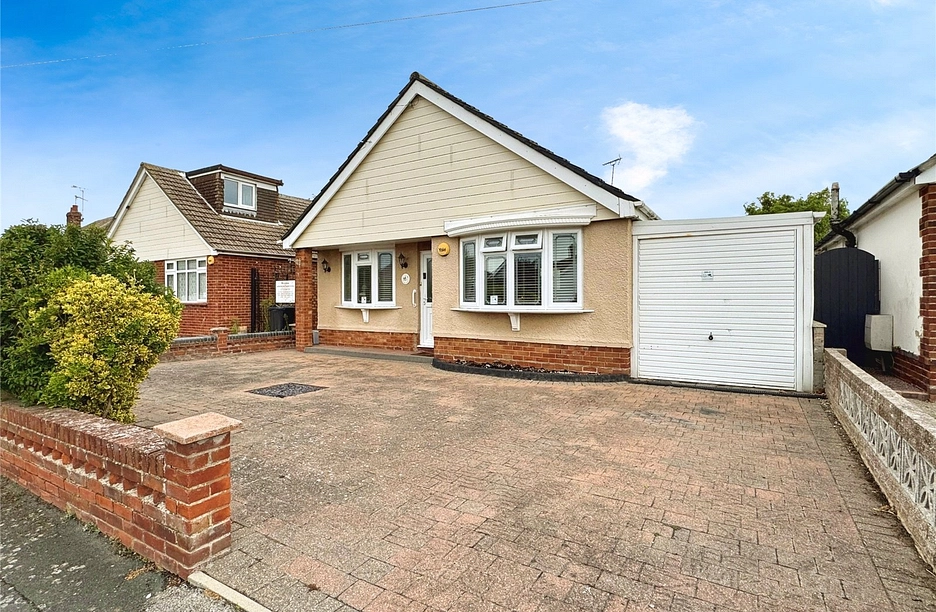3 bedroom bungalow for sale - Tudor Green, Jaywick, Clacton-on-Sea, Essex, CO15 - Property View 1