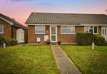 2 bedroom bungalow for sale - Oakwood Close, Kirby Cross, Frinton-on-Sea, Essex, CO13 - Property View 1