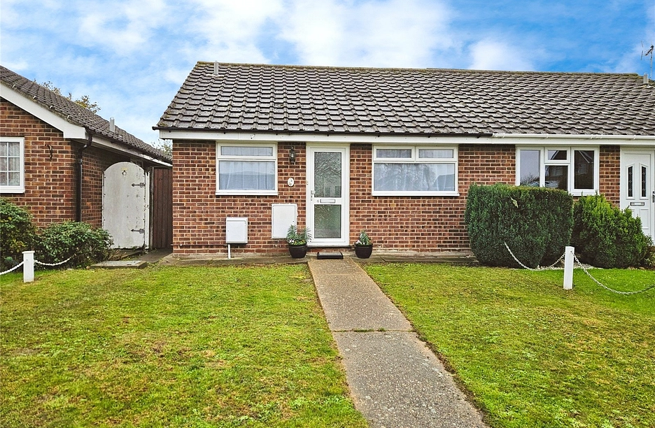 2 bedroom bungalow for sale - Oakwood Close, Kirby Cross, Frinton-on-Sea, Essex, CO13 - Property View 1