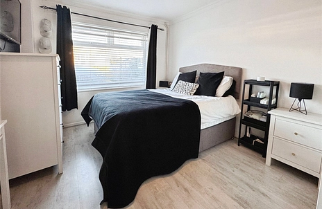 2 bedroom bungalow for sale - Credon Drive, Clacton-on-Sea, Essex, CO15 - Property View 3