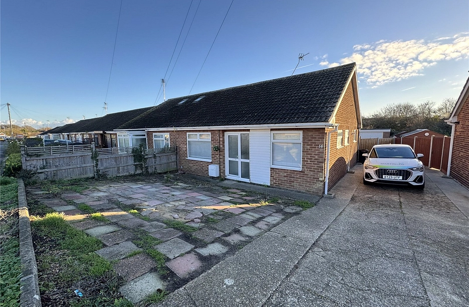 2 bedroom bungalow for sale - Credon Drive, Clacton-on-Sea, Essex, CO15 - Property View 1