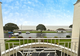 2 bedroom apartment for sale - Marine Parade East, Clacton-on-Sea, Essex, CO15 - Property View 1