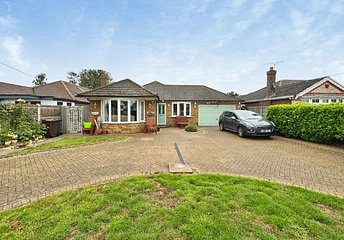 3 bedroom bungalow for sale - Dumont Avenue, St. Osyth, Clacton-on-Sea, Essex, CO16 - Property View 1