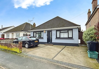 2 bedroom bungalow for sale - Tewkesbury Road, Clacton-on-Sea, Essex, CO15 - Property View 1