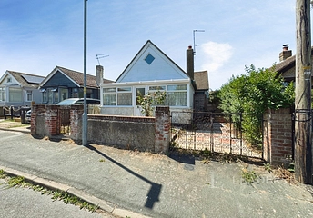 1 bedroom bungalow for sale - Rosemary Way, Jaywick, Clacton-on-Sea, Essex, CO15 - Property View 1