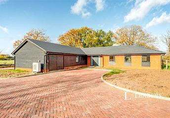 4 bedroom bungalow to rent - Charlwood Road, Horley, Surrey, RH6 - Property View 1