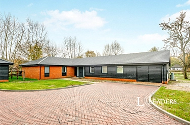 4 bedroom bungalow to rent - Charlwood Road, Horley, Surrey, RH6