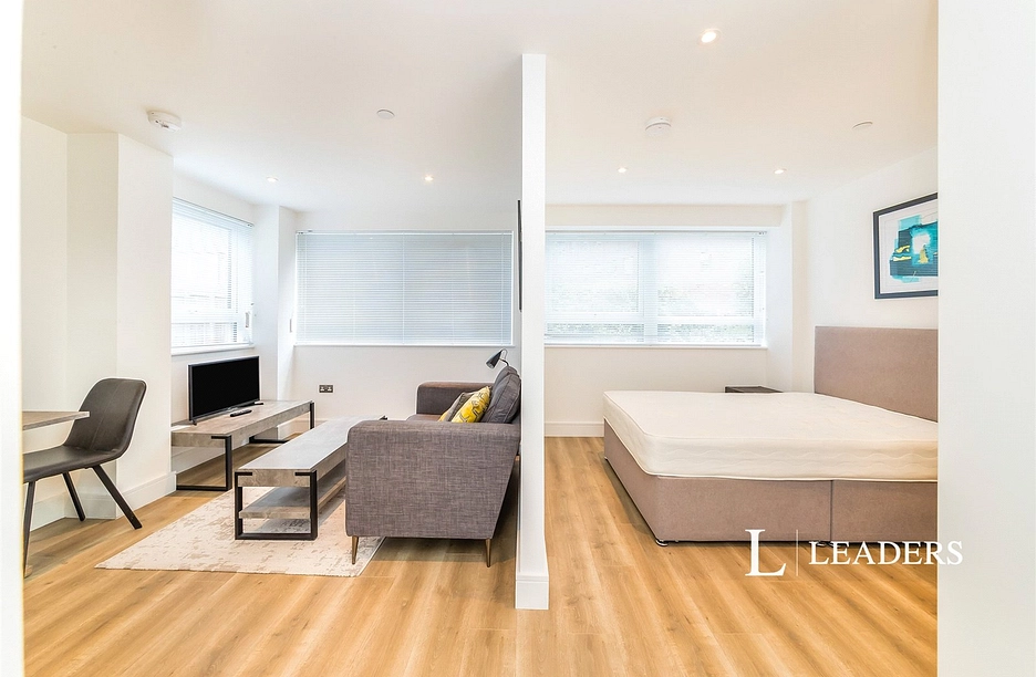 studio to rent - Wood Street, East Grinstead, West Sussex, RH19 - Property View 1