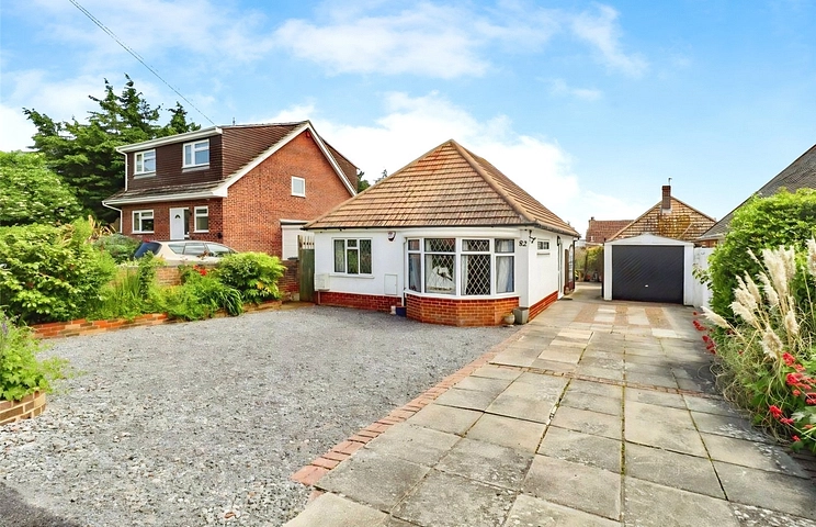 2 bedroom bungalow for sale - Sandy Point Road, Hayling Island, Hampshire, PO11