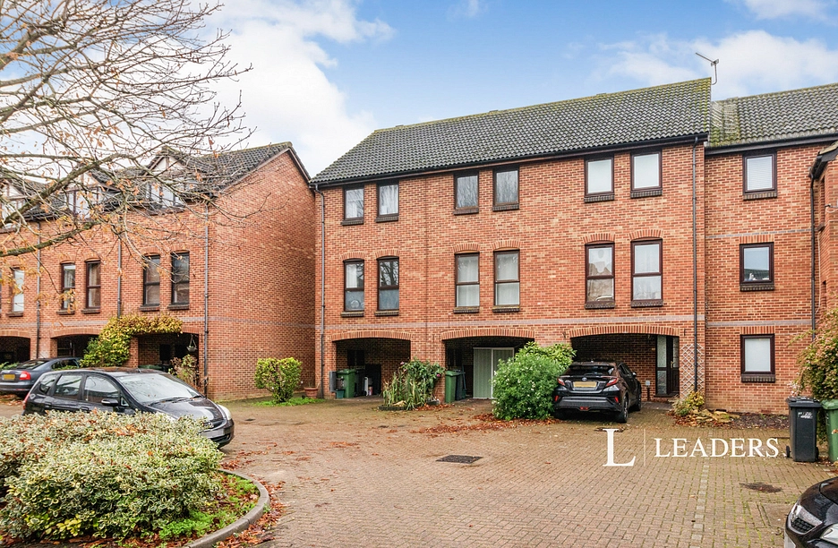 3 bedroom house to rent - Farriers Road, Epsom, KT17 - Property View 1