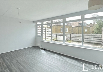 3 bedroom apartment to rent - Undercliff Road West, Felixstowe, IP11 - Property View 1