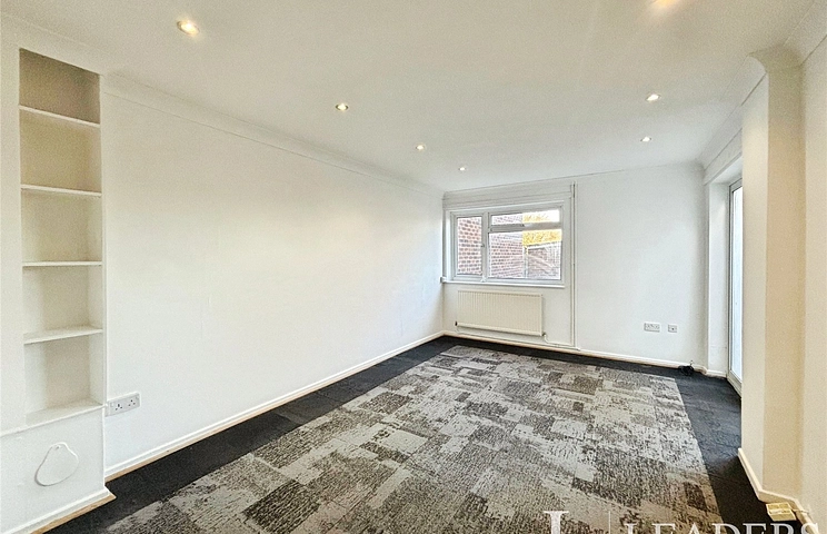 property to rent - Long Banks, Harlow, CM18