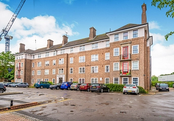 2 bedroom apartment to rent - Bishopric Court, Horsham, RH12 - Property View 1