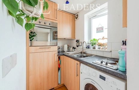 studio to rent - Home Farm House, 46 Springfield Road, Horsham, RH12 - Property View 2