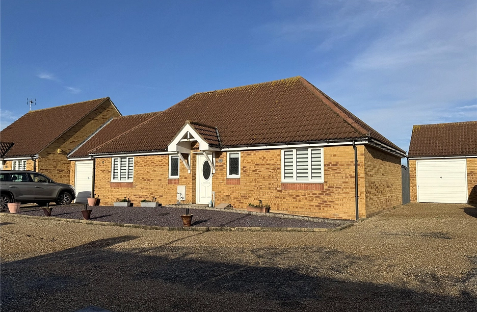3 bedroom bungalow for sale - Totlands Drive, Clacton-on-Sea, Essex, CO15 - Property View 1