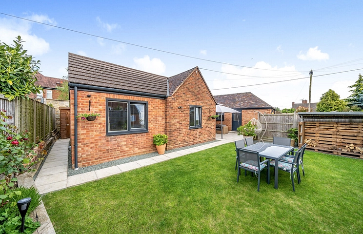 2 bedroom bungalow for sale - Three Cocks Lane, Offenham, Evesham, Worcestershire, WR11