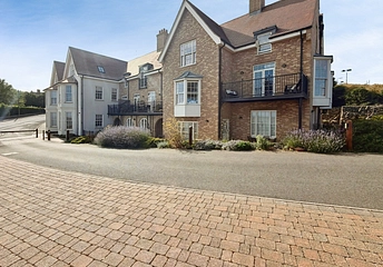 2 bedroom apartment for sale - Undercliff Road East, Felixstowe, Suffolk, IP11 - Property View 1