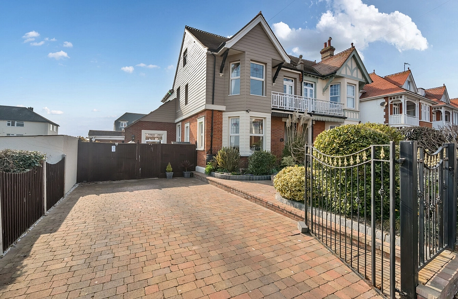 5 bedroom house for sale - St. Vincent Road, Clacton-on-Sea, Essex, CO15 - Property View 1