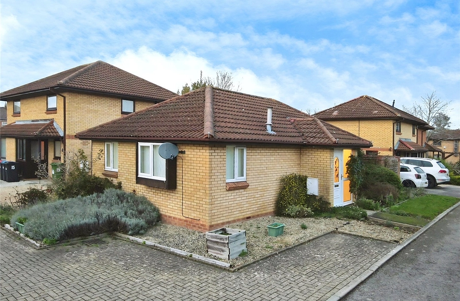 2 bedroom bungalow for sale - Rangers Court, Great Holm, Milton Keynes, Buckinghamshire, MK8 - Property View 1