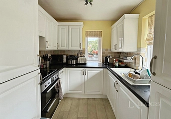2 bed flat/apartment for rent in Lymington Road, Highcliffe, Christchurch, Dorset, BH23