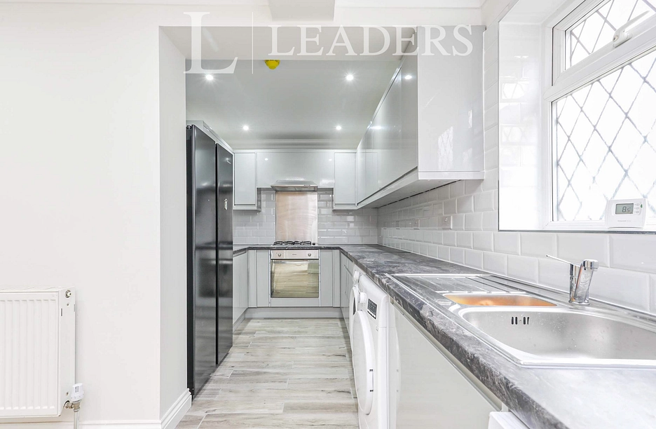 property to rent - The Frenches, Redhill, Surrey, RH1 - Property View 1