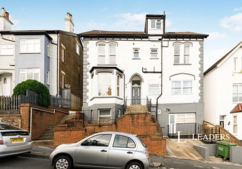 1 bed flat/apartment for rent in Grovehill Road, Redhill, RH1