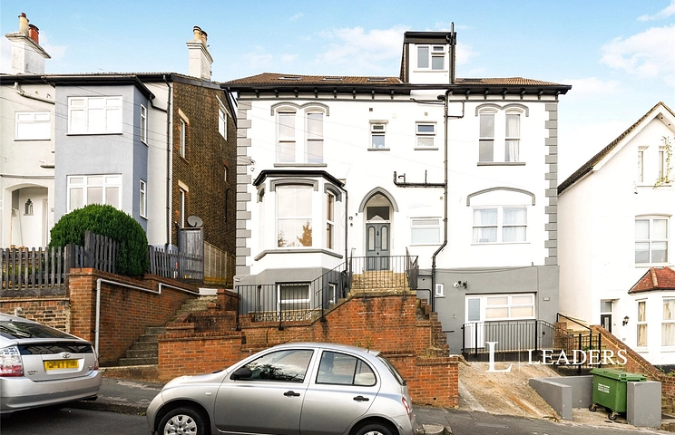 property to rent - Grovehill Road, Redhill, Surrey, RH1