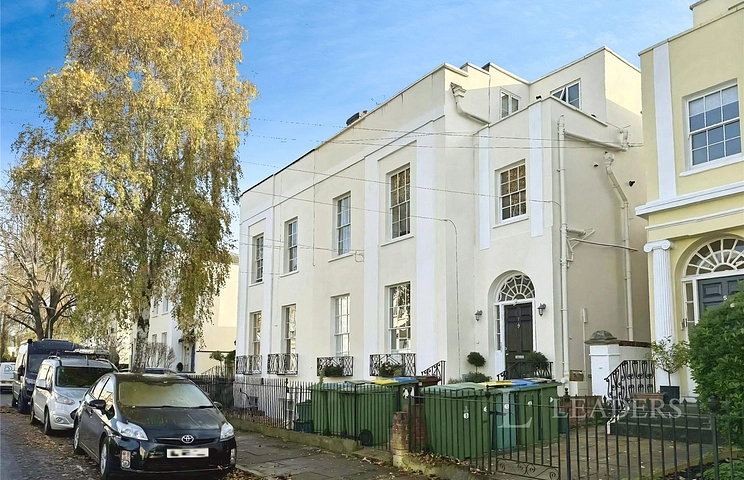 property to rent - Priory Street, Cheltenham, GL52