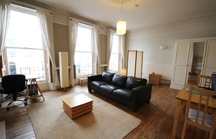 property to rent - Hewlett Road, Cheltenham, Gloucestershire, GL52