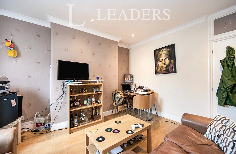 4 bedroom apartment to rent - Alhambra Road, Southsea, PO4 - Property View 1