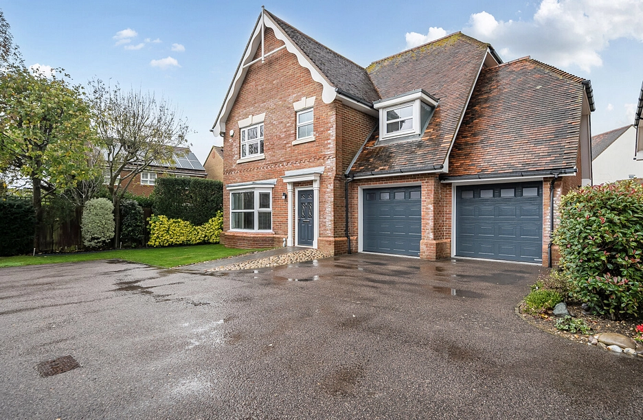 4 bedroom house for sale - Howland Close, Eastbourne, East Sussex, BN23 - Property View 1