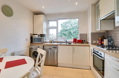 2 bedroom apartment to rent - Chesterfield Court, Cranes Park, Surbiton, KT5 - Property View 2