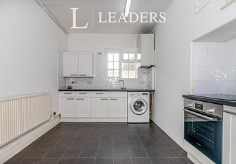 2 bed flat/apartment for rent in Hersham Road, Walton-on-Thames, KT12