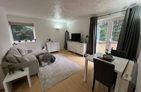 2 bedroom apartment to rent - Southwood Court, Pine Grove, Weybridge, KT13 - Property View 3