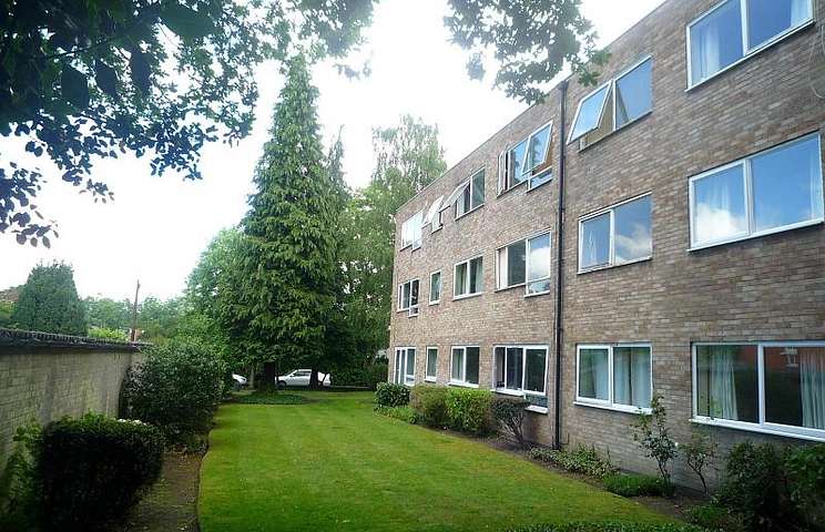 2 bedroom apartment to rent - Southwood Court, Pine Grove, Weybridge, KT13