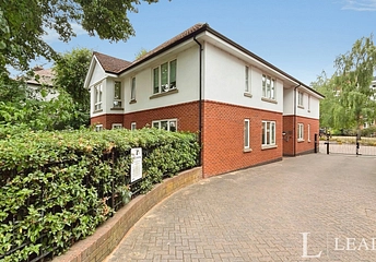2 bed flat/apartment for rent in Hillcrest Road, London, E18