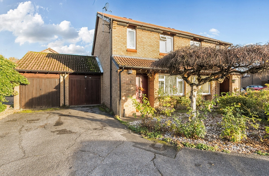 3 bedroom house for sale - Willowmead Close, Woking, Surrey, GU21 - Property View 1