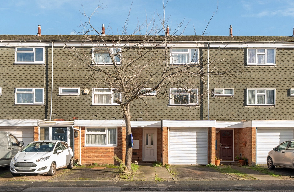 3 bedroom house for sale - Cobbetts Close, Woking, Surrey, GU21 - Property View 1