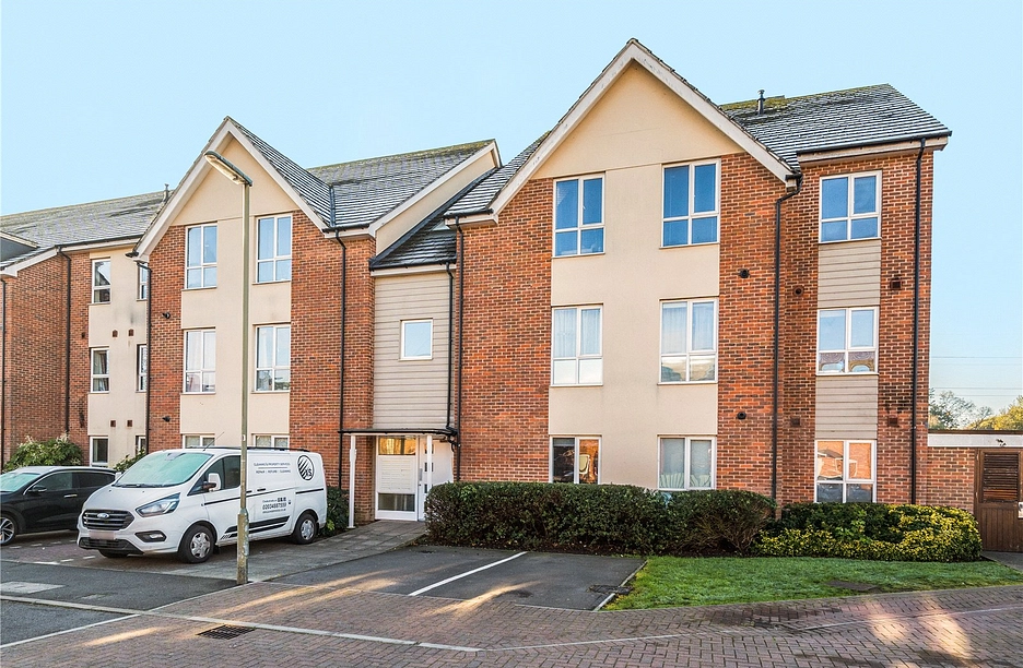 2 bedroom apartment for sale - Harrow Close, Addlestone, Surrey, KT15 - Property View 1