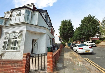 3 bed property for rent in Lyndhurst Road, Hove, BN3